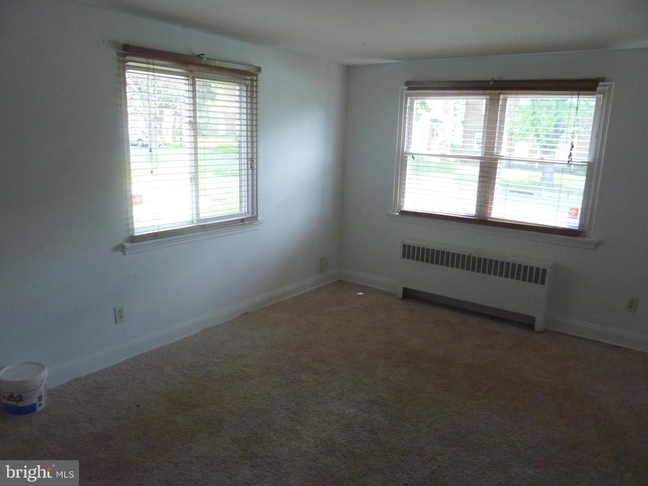 8518 Chestnut Oak Road Parkville, MD 21234 - Photo 3 of 9 Living Room