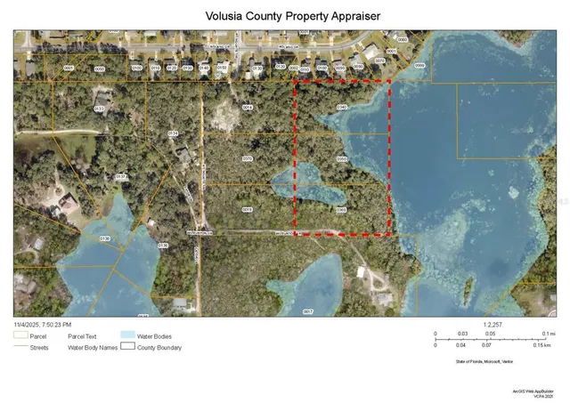 a black and white photo of a living room