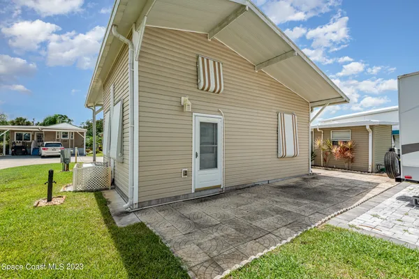 a view of a house with a backyard