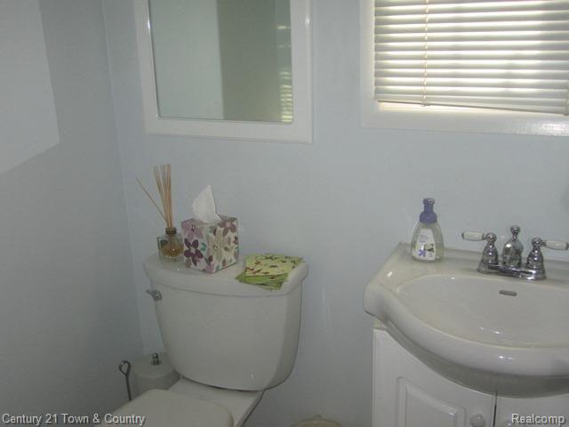 2647 Rambling Way Bloomfield Hills, MI 48302 - Photo 13 of 24 BATHROOM.jpg