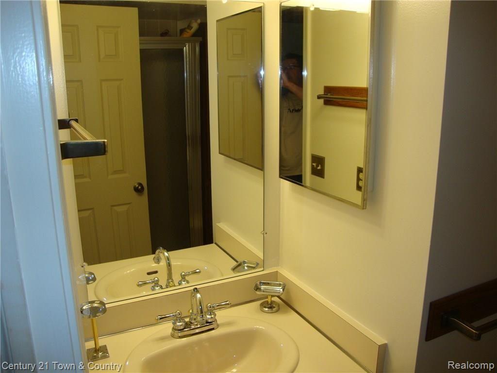 365 Huntington Court Rochester, MI 48307 - Photo 30 of 44 Master Bath