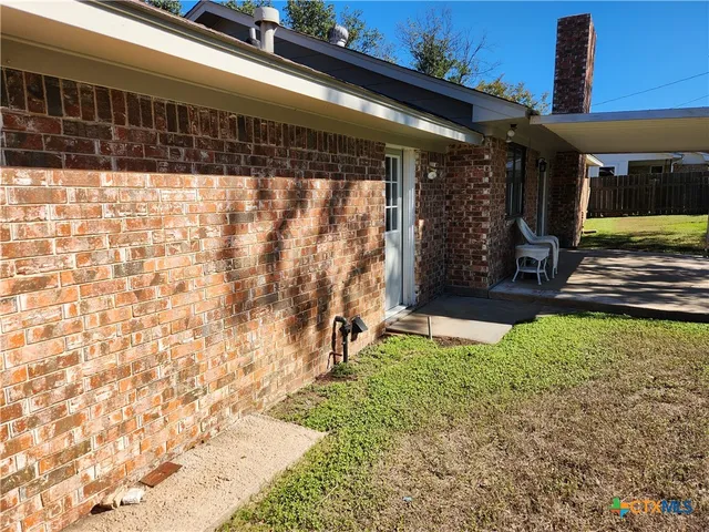 a view of a backyard with pathway