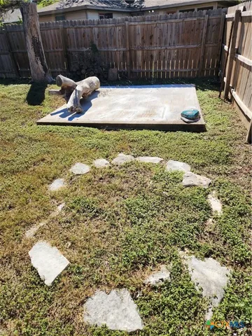 a view of a backyard