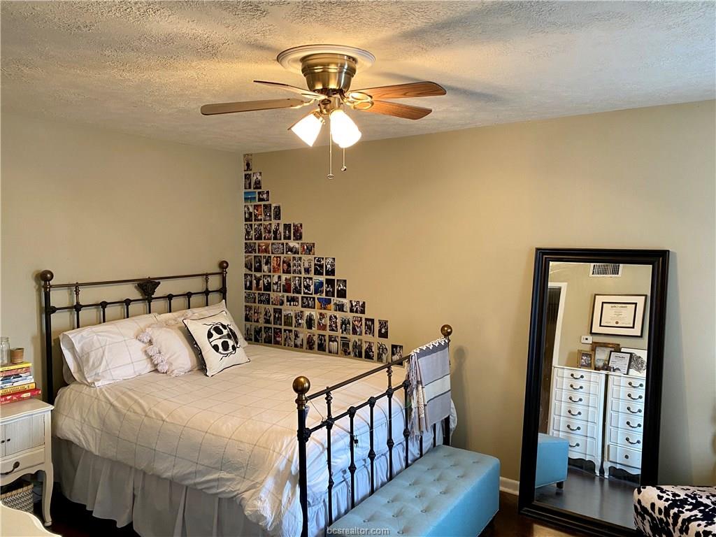 4441 Old College Road, Unit 4203 Bryan, TX 77801 - Photo 3 of 6 a bed sitting in a bedroom next to a window