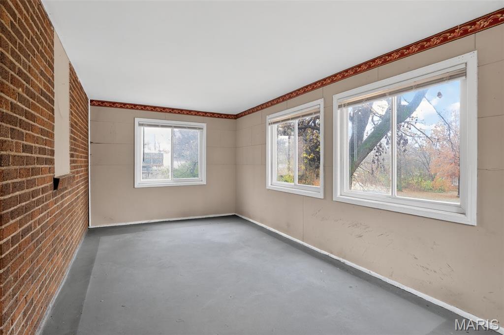 33 South Schlueter Avenue St. Louis, MO 63135 - Photo 9 of 32