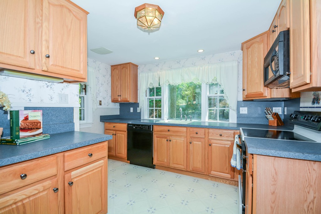 33 Hillside Road Reading, MA 01867 - Photo 8 of 30 Gallery Image 8