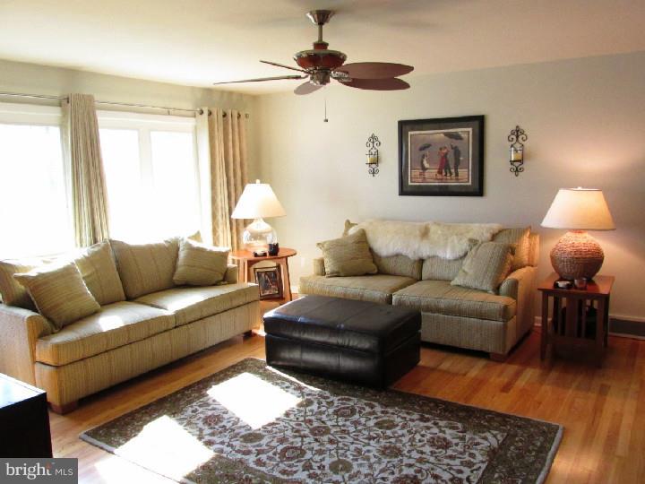 23 Meadow Road Pennsville, NJ 08070 - Photo 3 of 25 Living Room