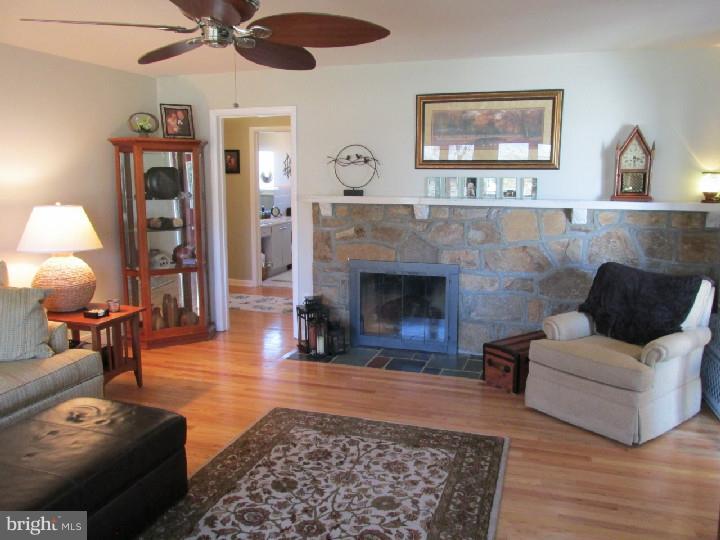 23 Meadow Road Pennsville, NJ 08070 - Photo 4 of 25 Living Room