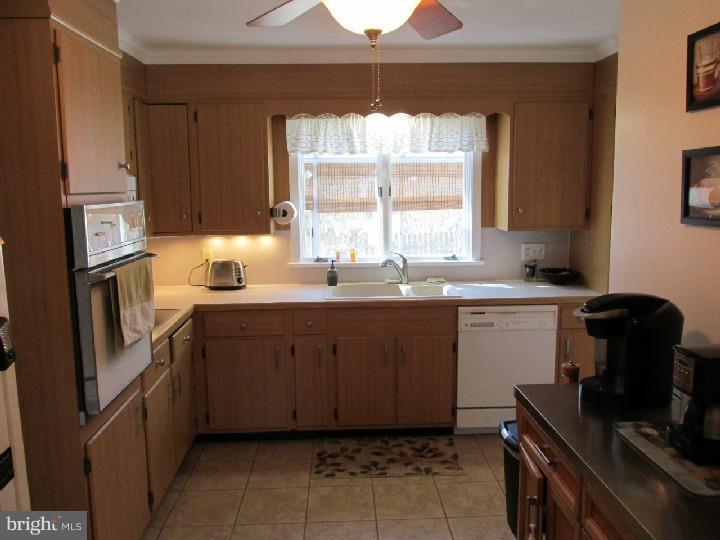 23 Meadow Road Pennsville, NJ 08070 - Photo 6 of 25 Kitchen