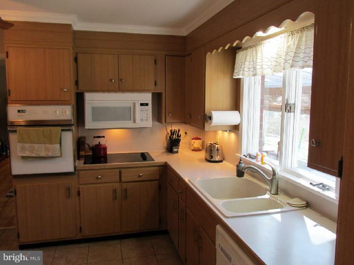 23 Meadow Road Pennsville, NJ 08070 - Photo 7 of 25 Kitchen