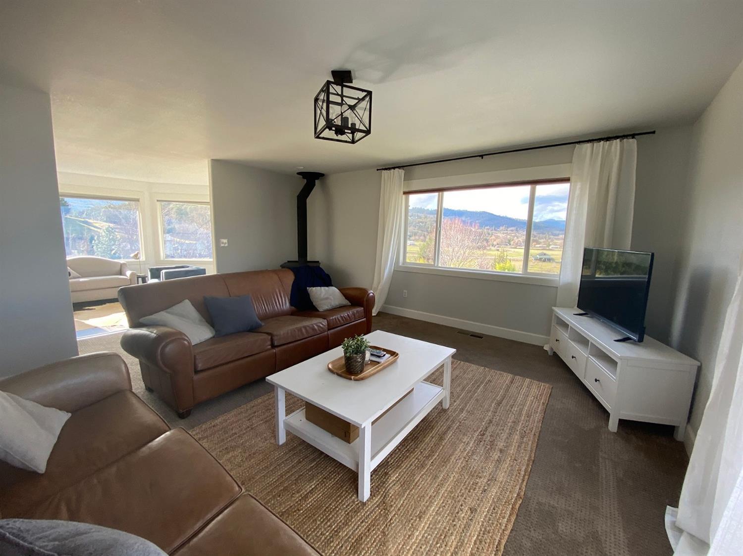 1340 Vawter Road Medford, OR 97501 - Photo 14 of 35 Family Room from large glass slider that