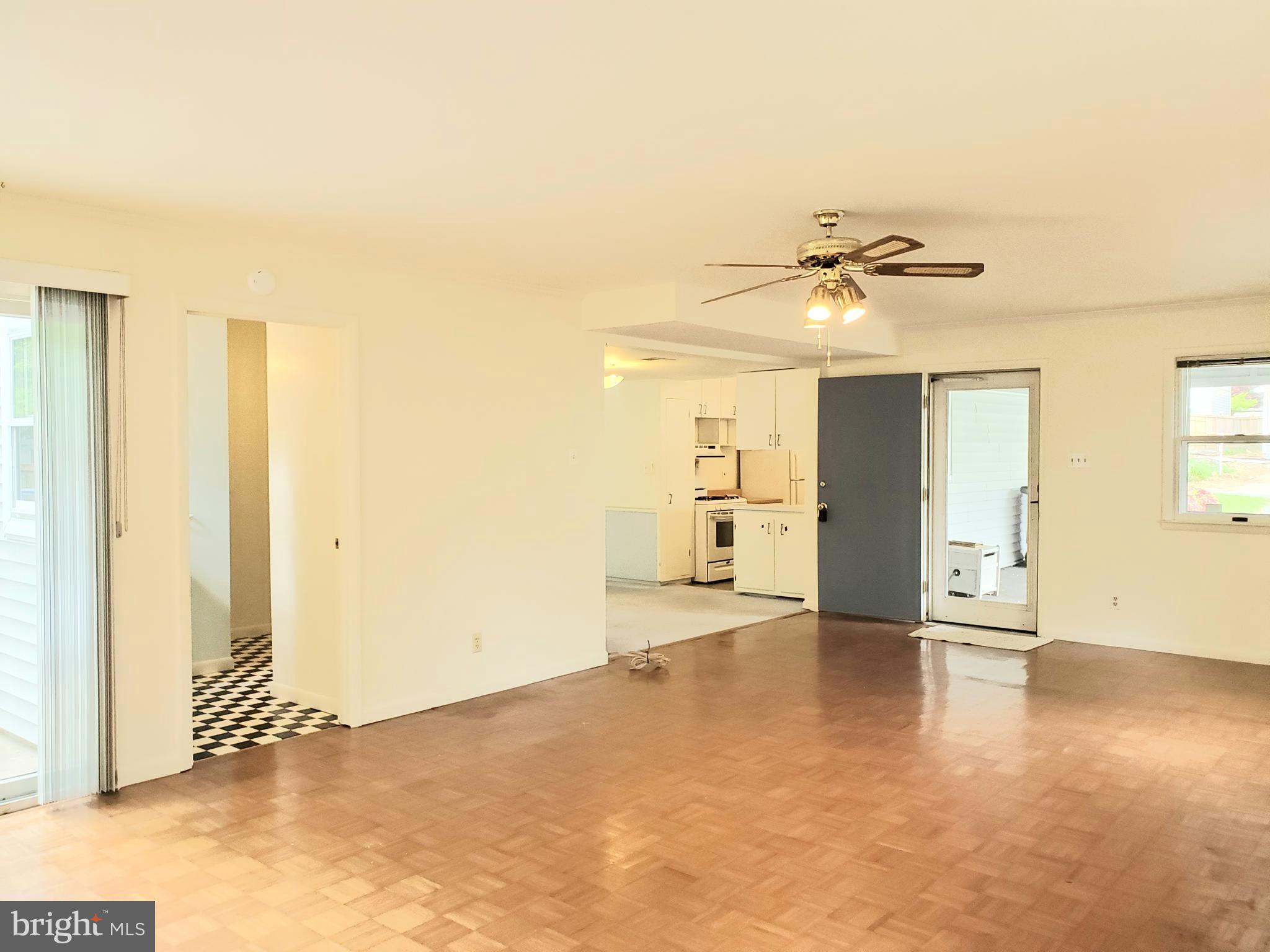 7129 Alger Road Falls Church, VA 22042 - Photo 4 of 22 Great rm looking towards front door