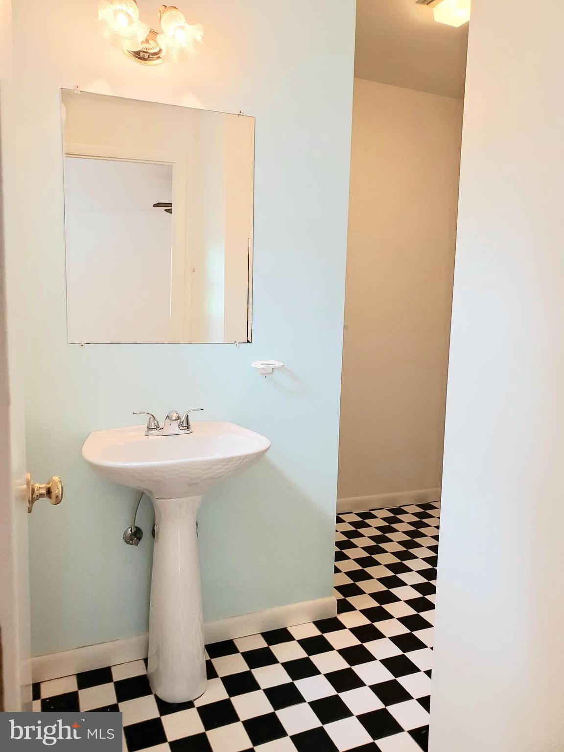 7129 Alger Road Falls Church, VA 22042 - Photo 5 of 22 Full Bath off Great room