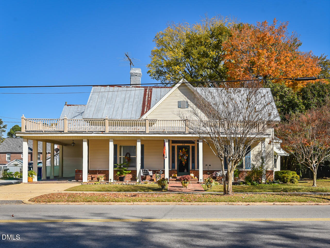 314 West Main Street Benson, NC 27504 - Photo 2 of 30 a front view of a house with a garden