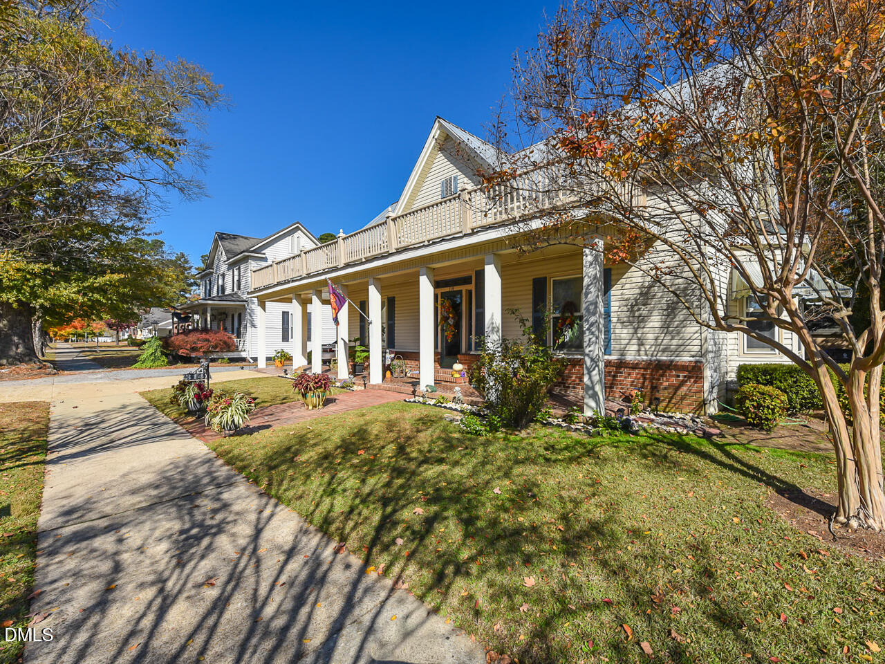 314 West Main Street Benson, NC 27504 - Photo 3 of 30 a front view of a house with garden