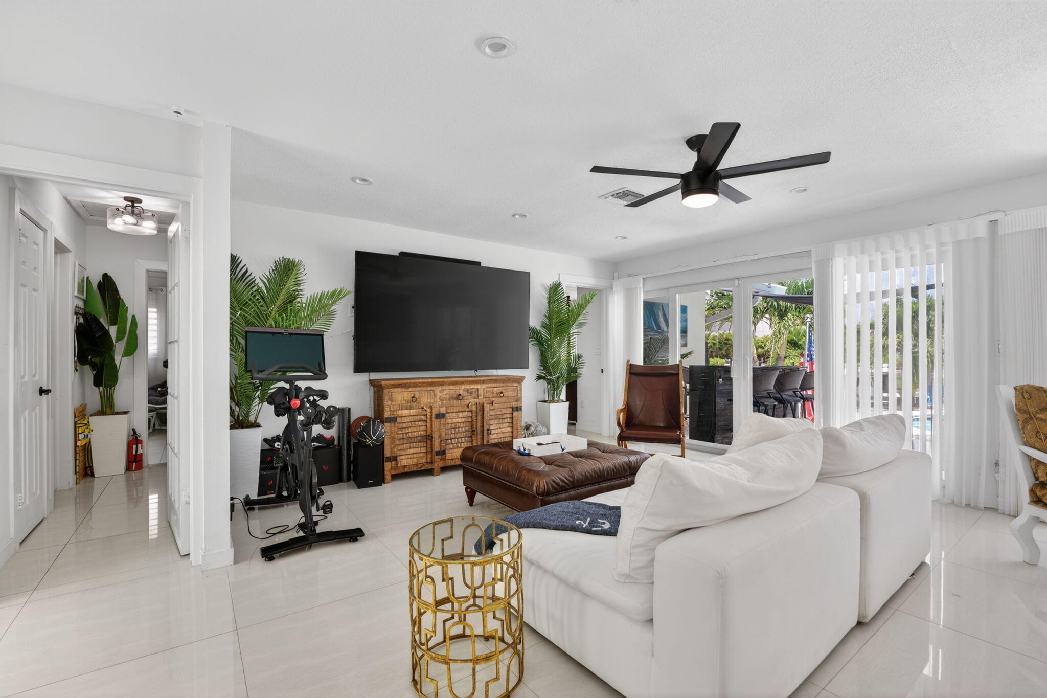 2375 Southeast 8th Street Pompano Beach, FL 33062 - Photo 3 of 45 10-web-or-mls-DSC08798