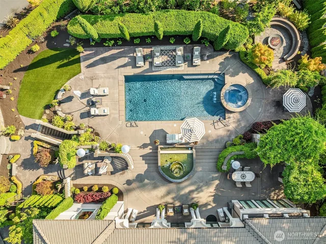 $9,950,000 | 8638 Northeast 19th Place, Clyde Hill, WA 98004