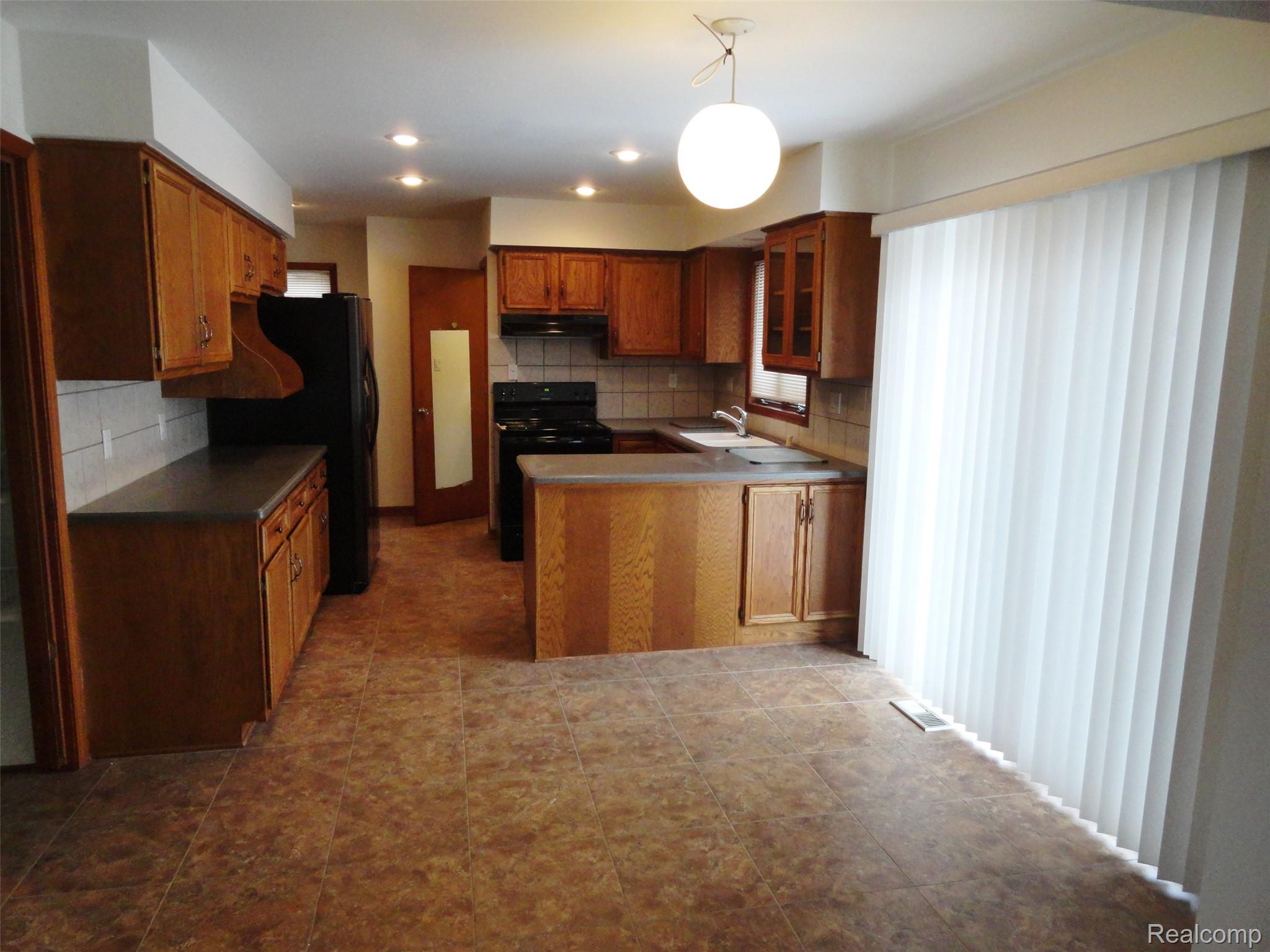 2951 Walbridge Drive Rochester, MI 48307 - Photo 7 of 20 7.JPG