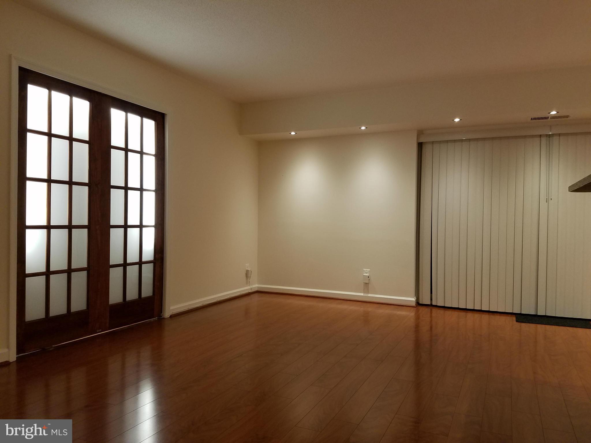 2204 Castle Rock Square, Unit 1B Reston, VA 20191 - Photo 8 of 29 Living Room Left Side