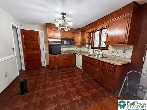 $325,000 | 826 Whittier Drive, Allentown, PA 18103