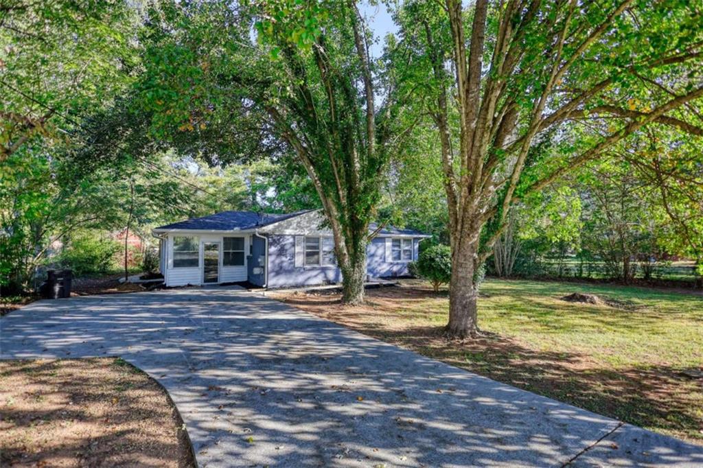 a view of a house with a yard