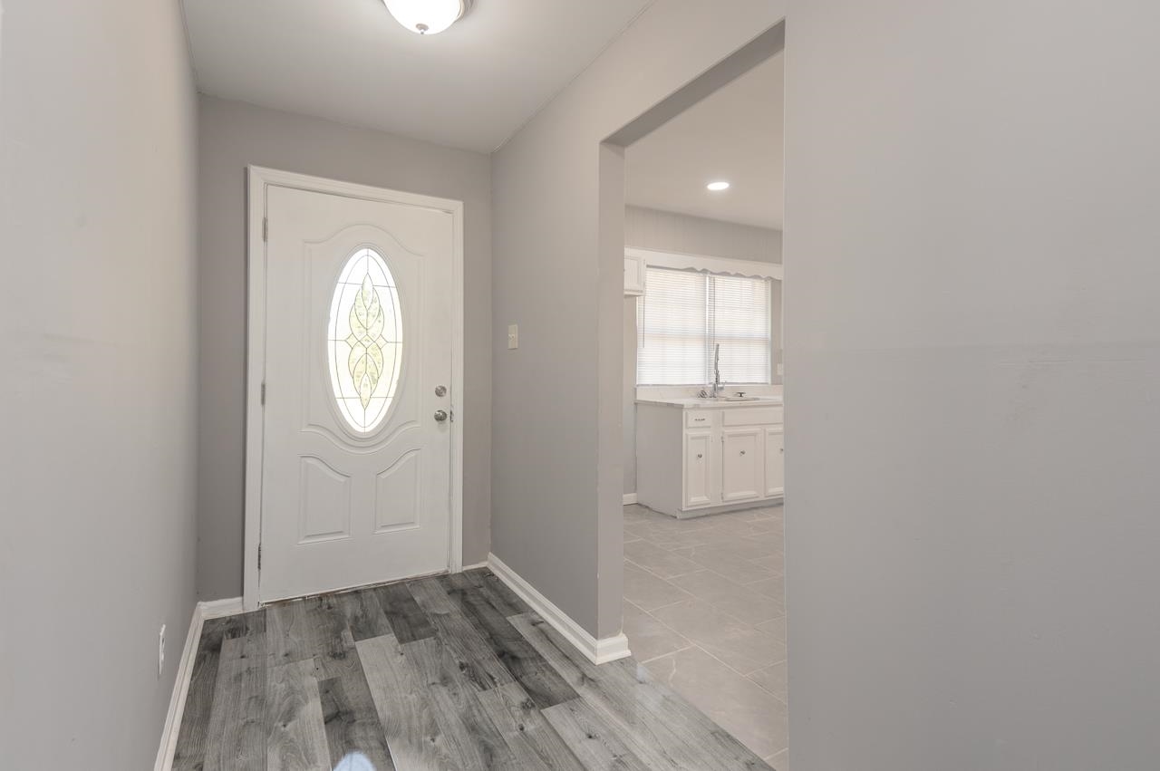 3864 Hobson Road Memphis, TN 38128 - Photo 8 of 19 Foyer entrance featuring sink and light hardwood / wood-style floors
