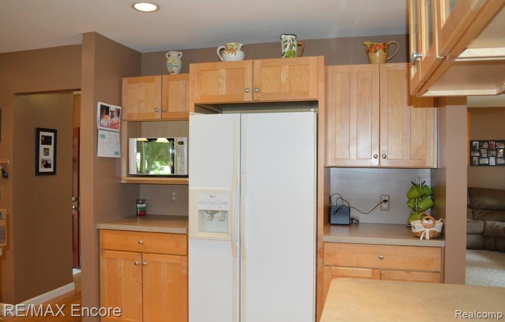 5076 Timber Ridge Trail Clarkston, MI 48346 - Photo 11 of 45 39 Entry level kitchen 4.jpg