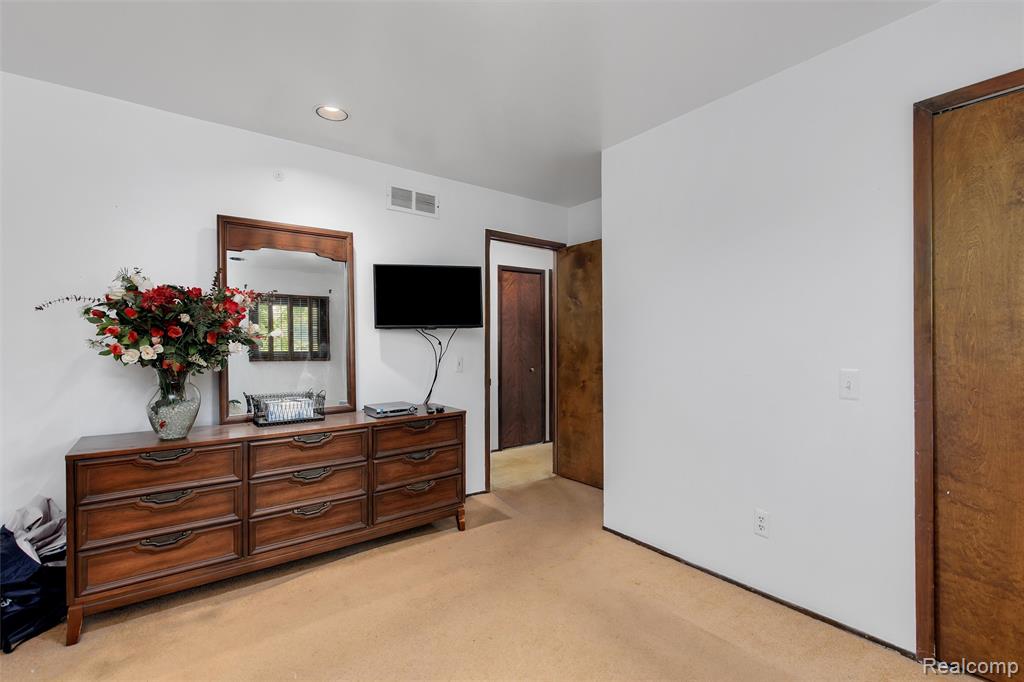 31017 Carriage Hill Road Farmington Hills, MI 48331 - Photo 28 of 39