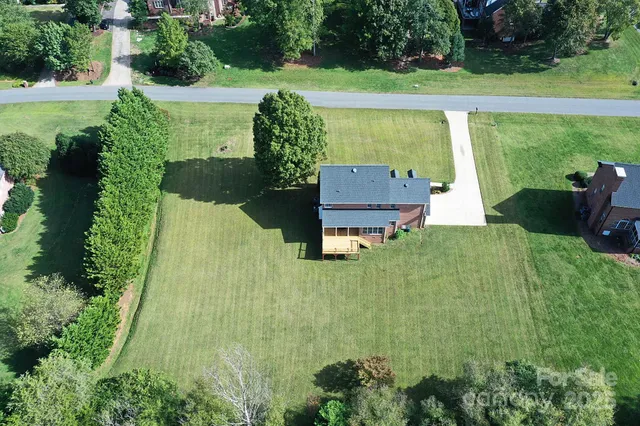 an aerial view of a house having yard