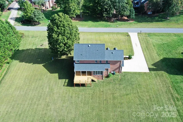 a view of a house with a backyard