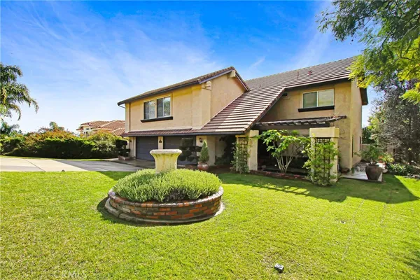 a view of a house with a backyard