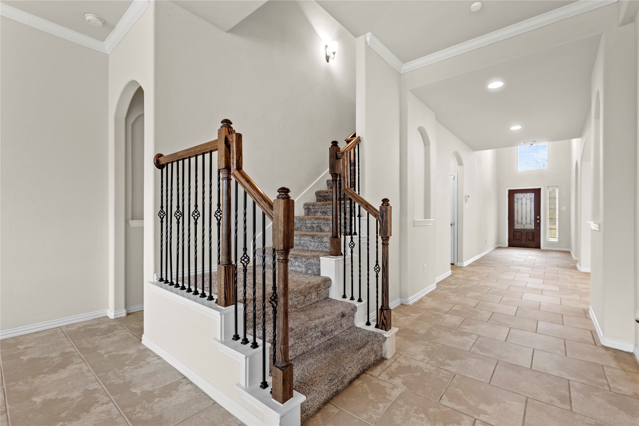 5205 Rainy Garden Court Rosharon, TX 77583 - Photo 24 of 40 a view of a hallway with a chandelier and entryway
