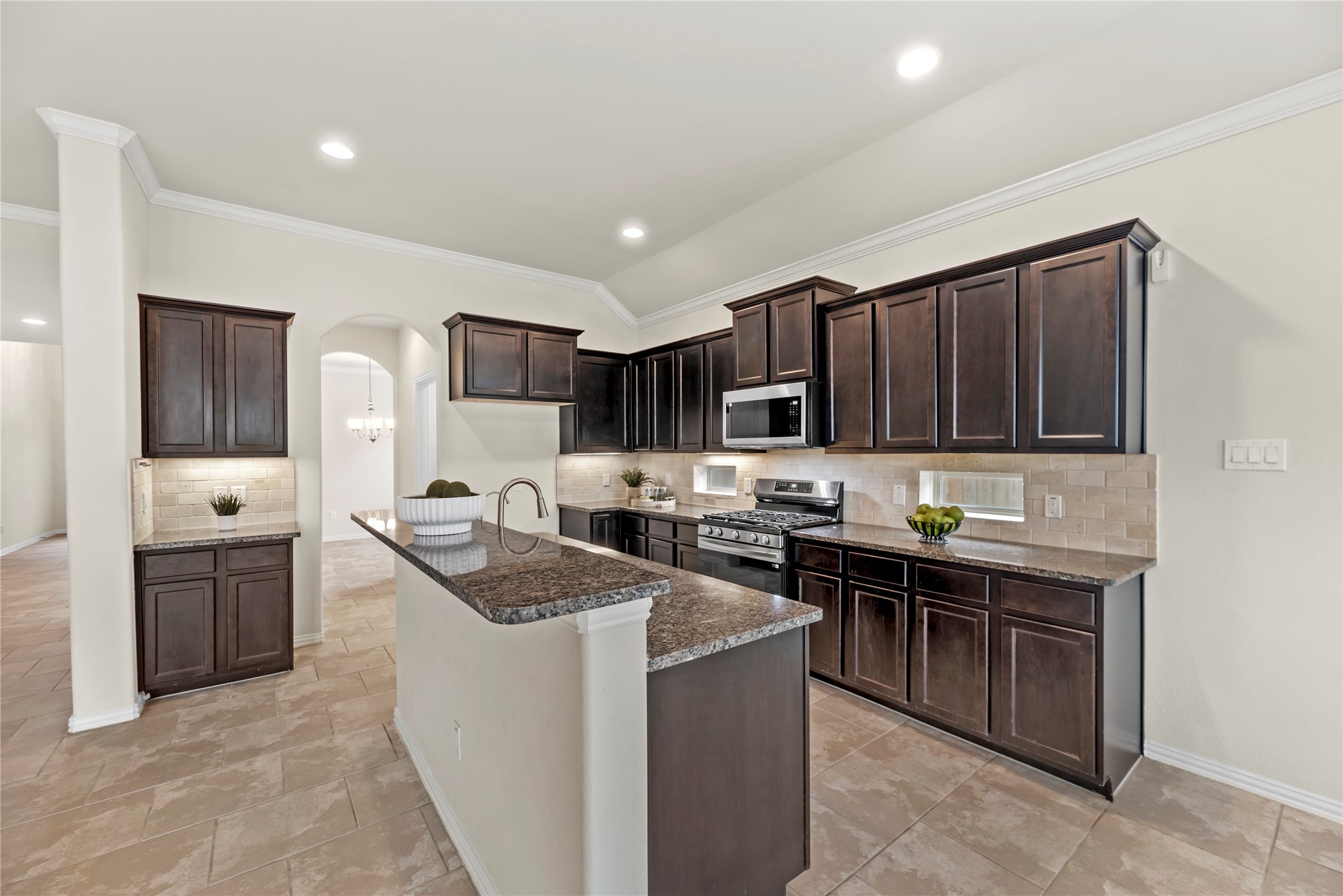 5205 Rainy Garden Court Rosharon, TX 77583 - Photo 5 of 40 a kitchen that has a sink and a stove in it