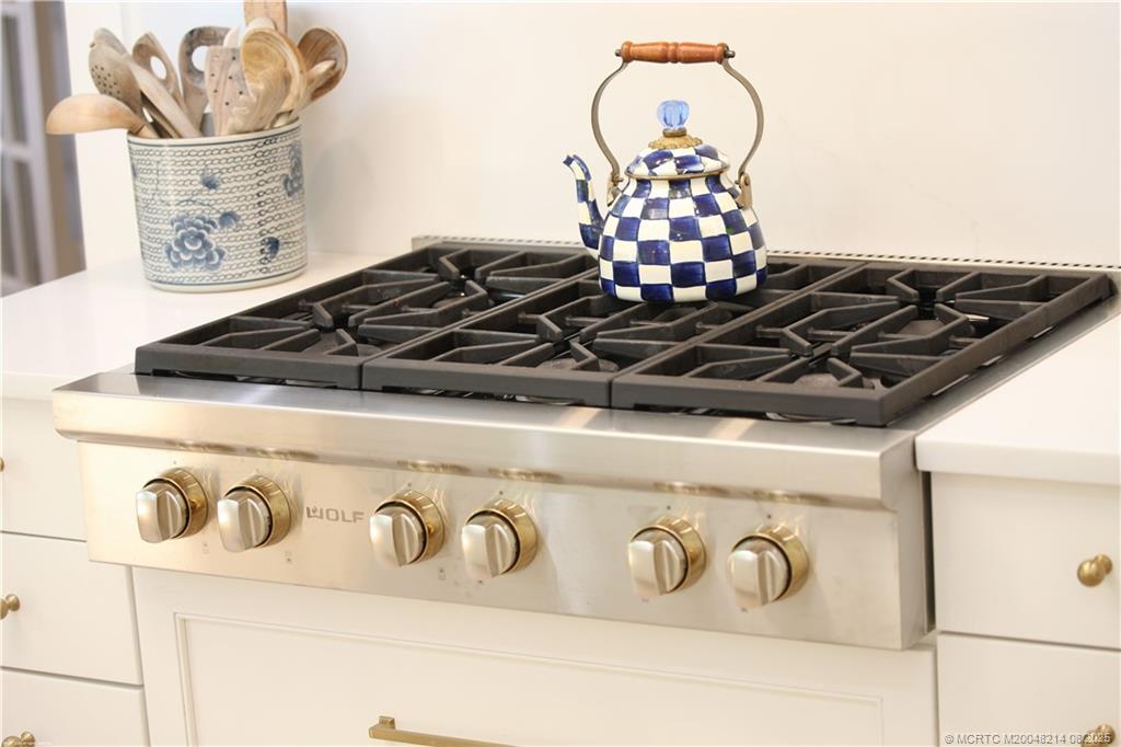16 Ridgeview Road North Sewall's Point, FL 34996 - Photo 24 of 88 a close view of a stove top oven
