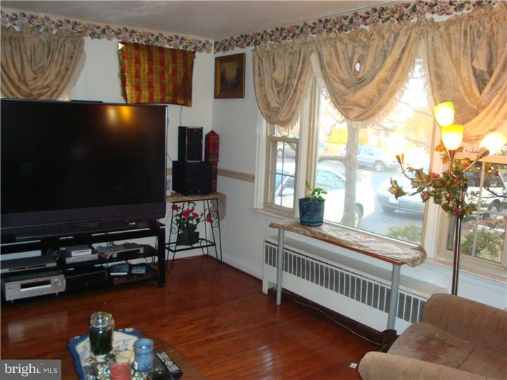 411 Abbott Road Hatboro, PA 19040 - Photo 2 of 25 Living Room