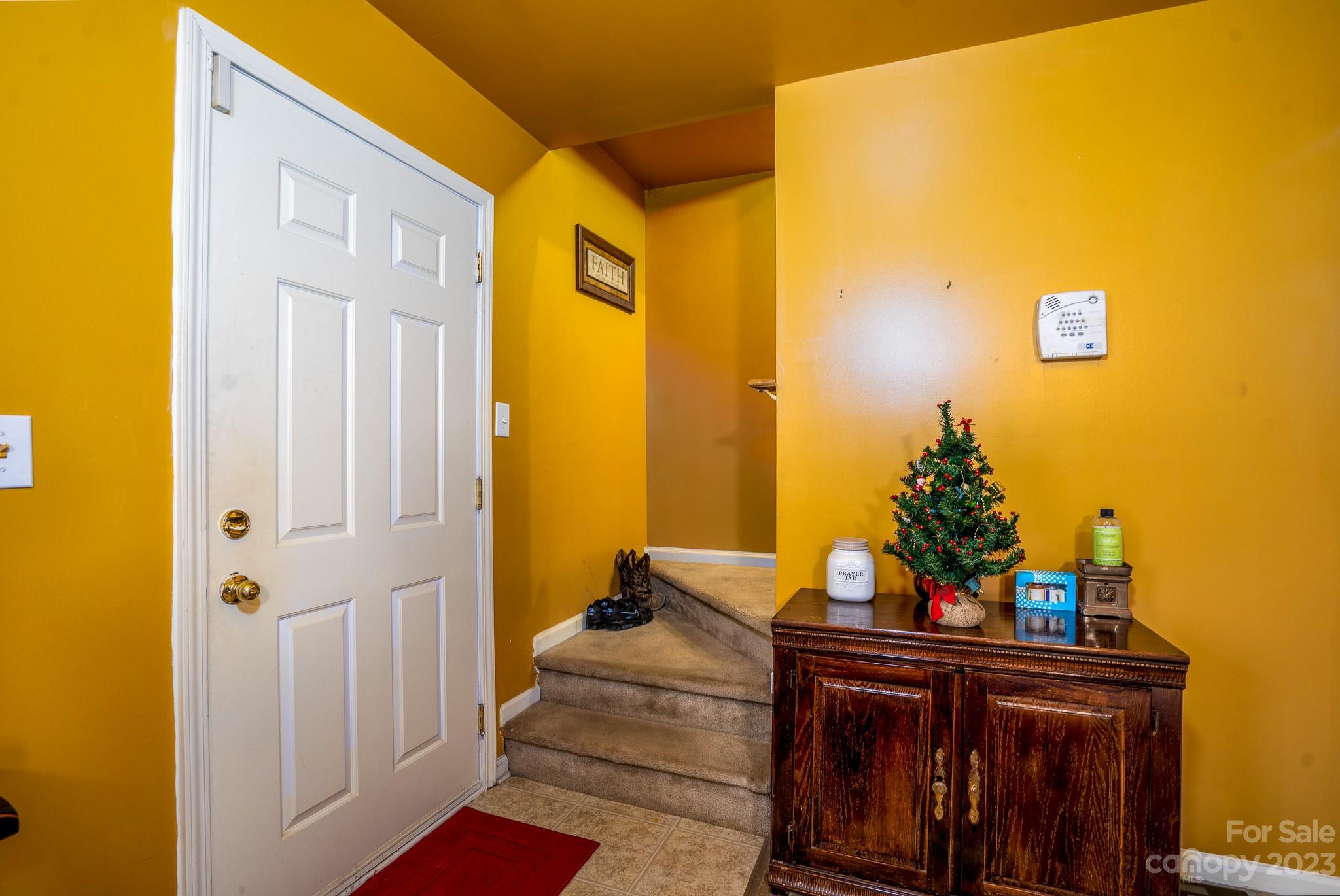 907 McDonald Road Charlotte, NC 28214 - Photo 9 of 28 a view of a entryway