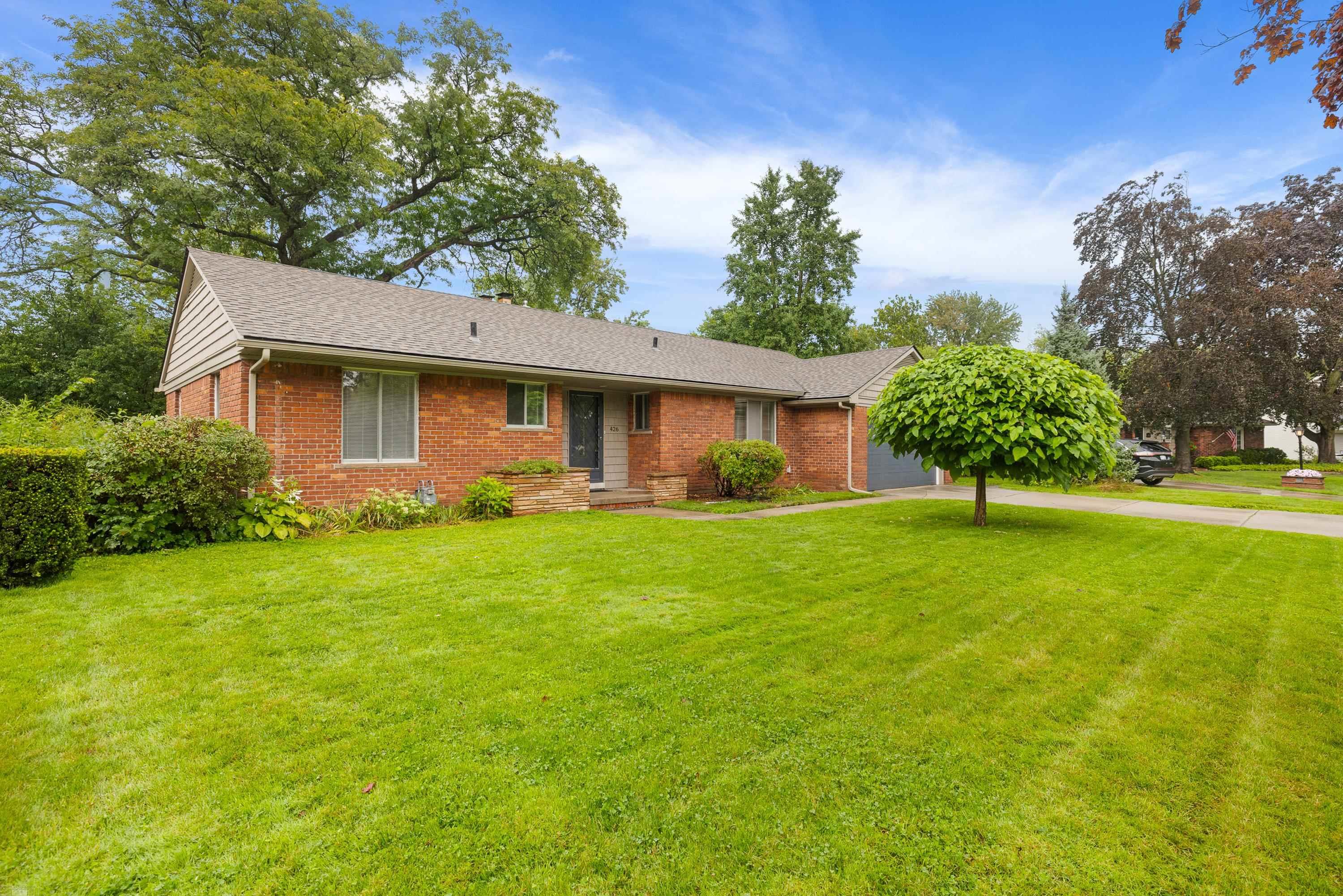 426 Barclay Road Grosse Pointe, MI 48236 - Photo 3 of 38 50119794-2.JPG