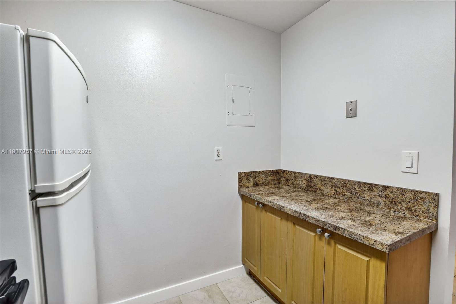 6500 Cypress Road, Unit 410 Plantation, FL 33317 - Photo 5 of 33 a utility room with washer and dryer