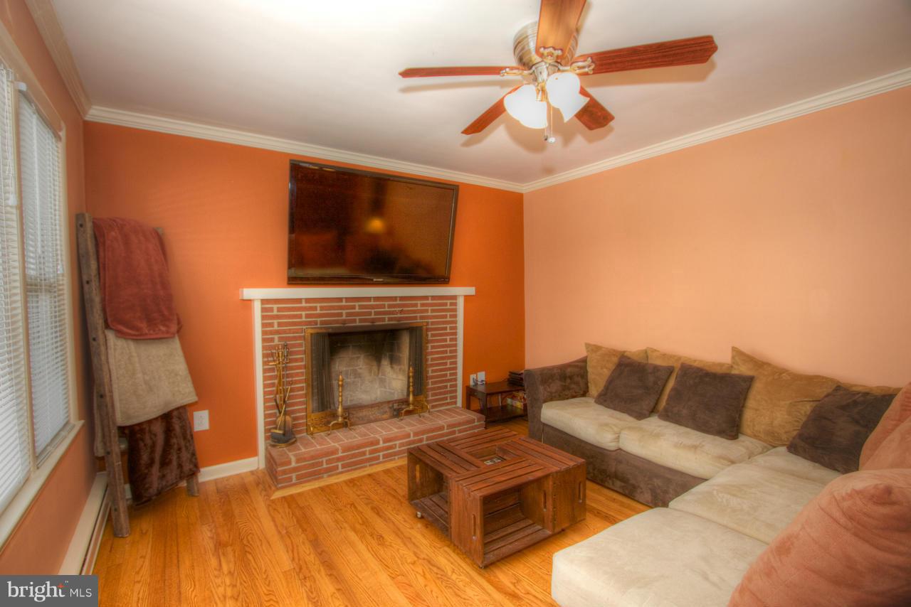 11200 Pfeffers Road Kingsville, MD 21087 - Photo 3 of 19 Living Room