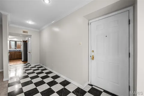 $325,000 | 250 South Brentwood Boulevard, Unit 1F, Clayton, MO 63105