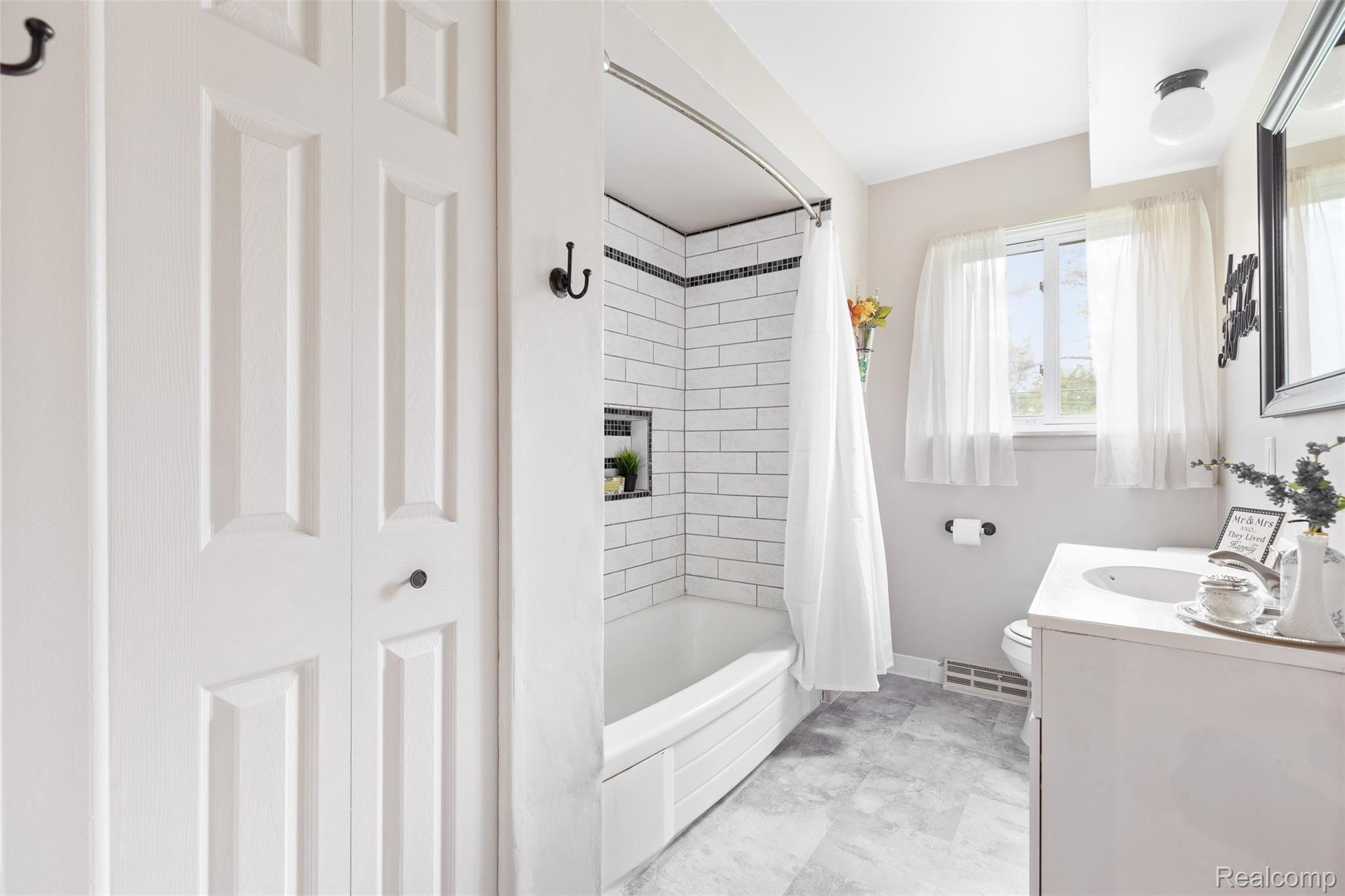 5451 Farm Road Waterford, MI 48327 - Photo 16 of 29 Updated Full Bathroom