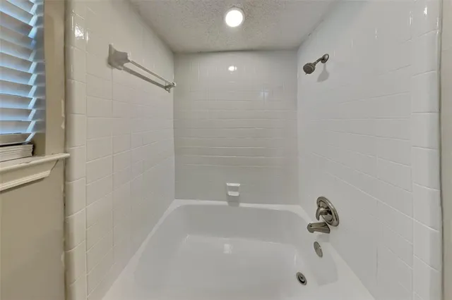 $2,345 | 220 Meadowhill Drive, Benbrook, TX 76126