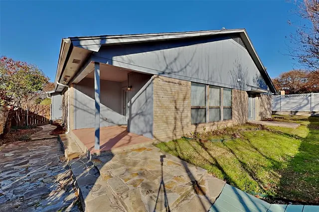 $2,345 | 220 Meadowhill Drive, Benbrook, TX 76126