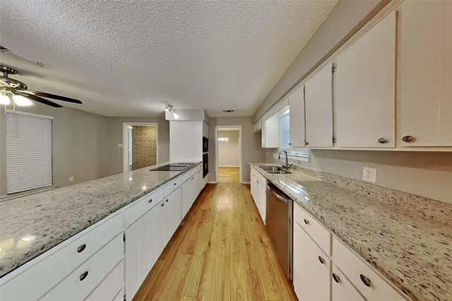 $2,345 | 220 Meadowhill Drive, Benbrook, TX 76126