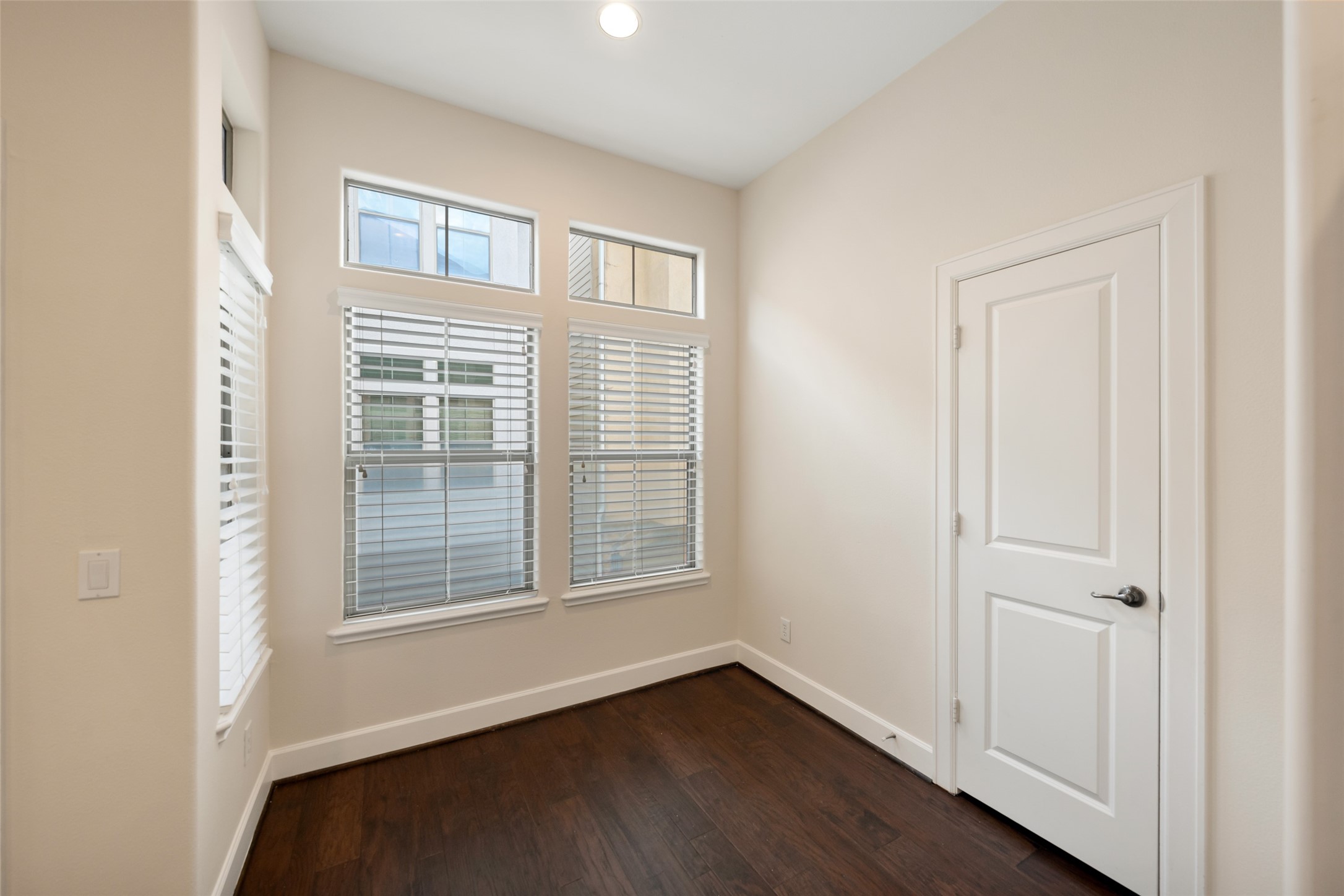562 Bomar Street Houston, TX 77006 - Photo 10 of 28 Breakfast area big enough for a 4 seater
