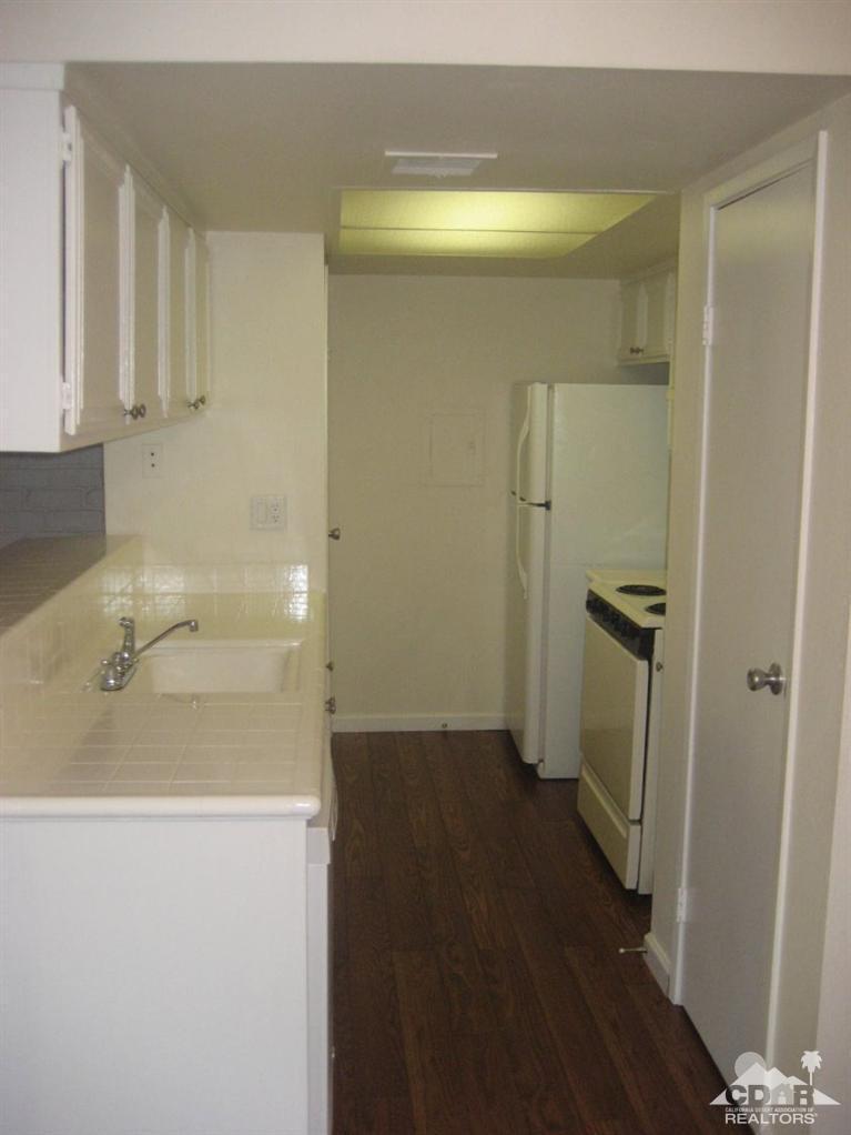 72694 Eagle Road, Unit 3 Palm Desert, CA 92260 - Photo 7 of 35 a bathroom with a bathtub