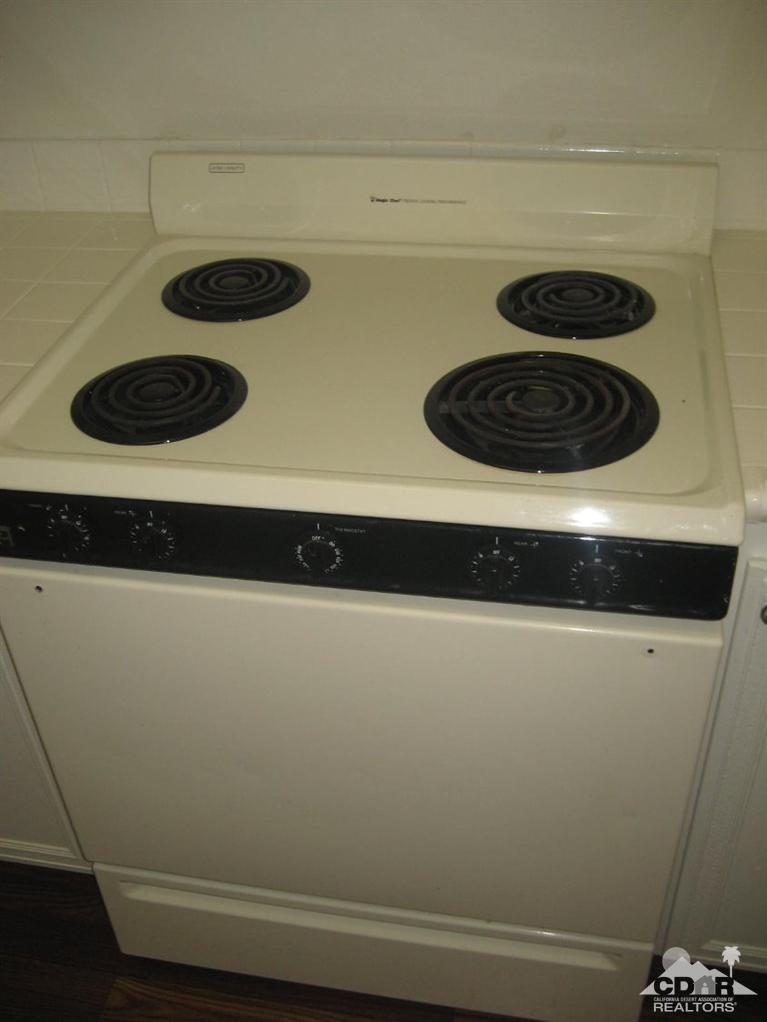 72694 Eagle Road, Unit 3 Palm Desert, CA 92260 - Photo 10 of 35 a close view of stove