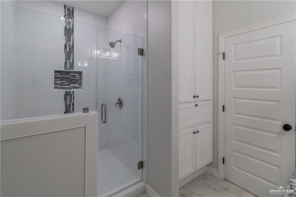 5510 North Crown Point Pharr, TX 78577 - Photo 7 of 14 a bathroom with a shower