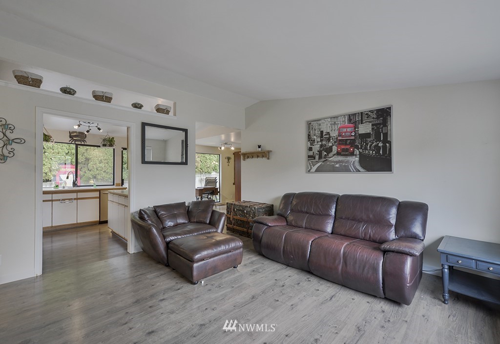 2112 Southeast 20th Court Renton, WA 98055 - Photo 3 of 23 Gallery Image 3