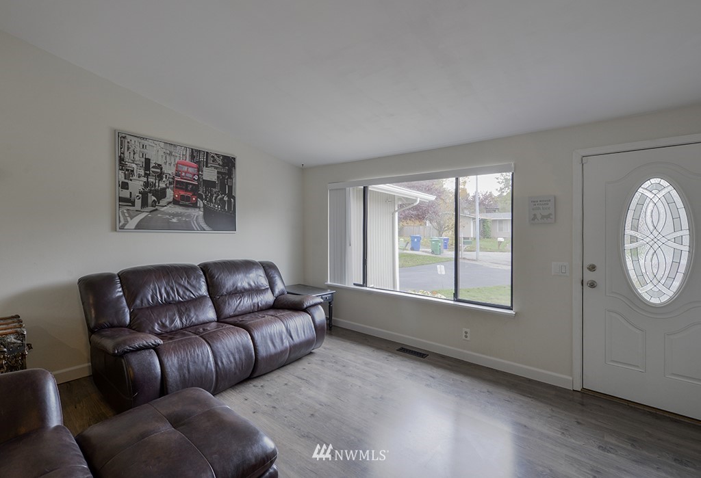 2112 Southeast 20th Court Renton, WA 98055 - Photo 5 of 23 Gallery Image 5